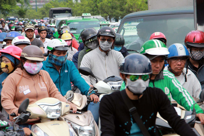 Ngàn người hóa điên ở cửa ngõ Tân Sơn Nhất chiều 25 Tết